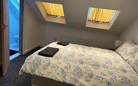 Luton Home Near Airport Private & Shared Bathroom Option