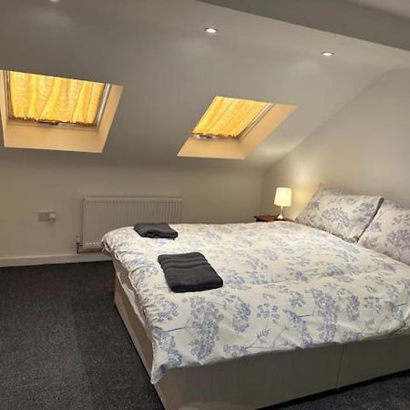 Luton Home Near Airport Private & Shared Bathroom Option Exterior foto
