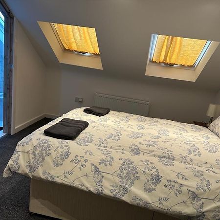 Luton Home Near Airport Private & Shared Bathroom Option Exterior foto