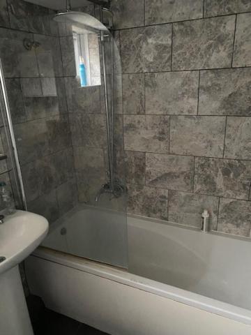 Luton Home Near Airport Private & Shared Bathroom Option Exterior foto