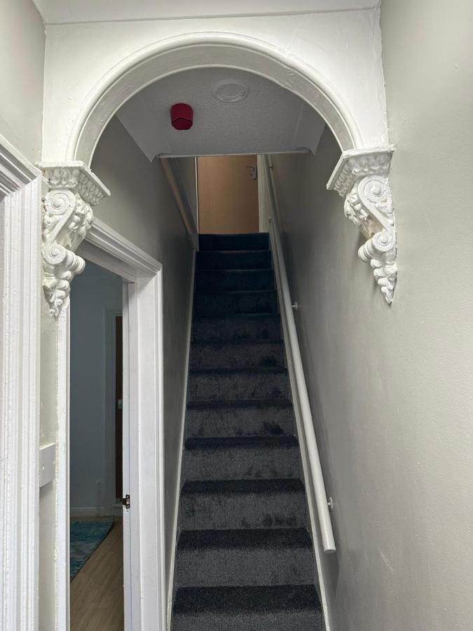Luton Home Near Airport Private & Shared Bathroom Option Exterior foto