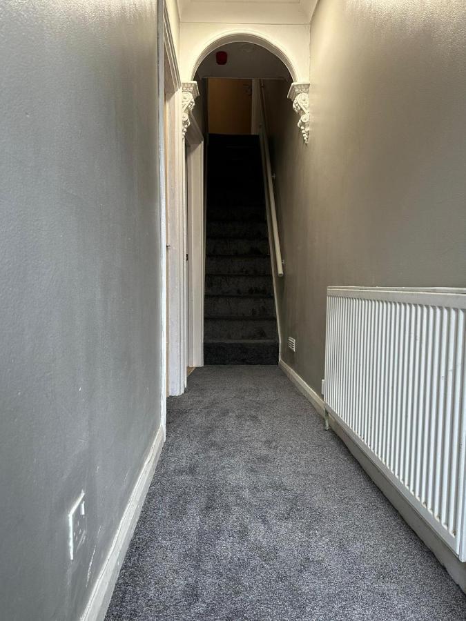 Luton Home Near Airport Private & Shared Bathroom Option Exterior foto