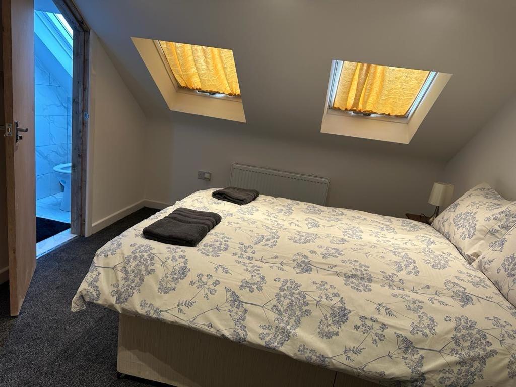 Luton Home Near Airport Private & Shared Bathroom Option Exterior foto